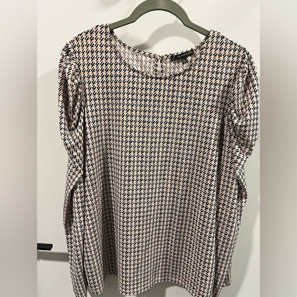 Beautiful Adrianna Papell size L pattern blouse, cream pattern and puff sleeve